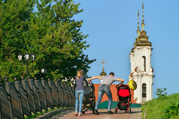 Семейная пара поднимается на улицу Пушкина от набережной Двины. Фото Сергея Серебро