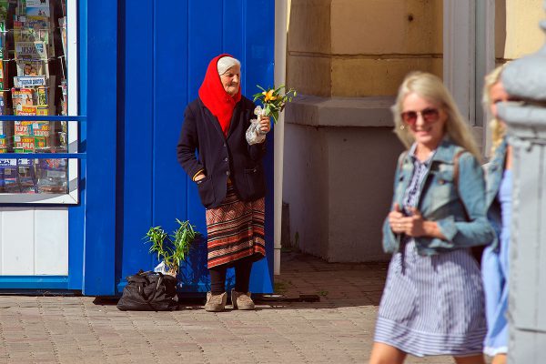 Старушка продает цветы на углу улицы Кирова у Вокзальной площади. Фото Сергея Серебро