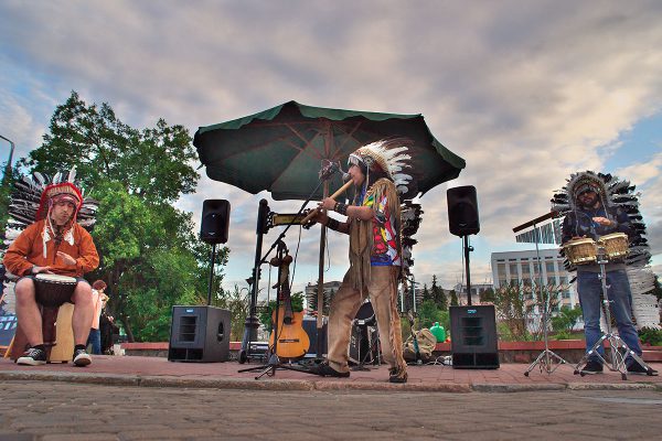 Уличные музыканты в костюмах индейцев во время  «Славянского базара в Витебске». Фото Сергея Серебро