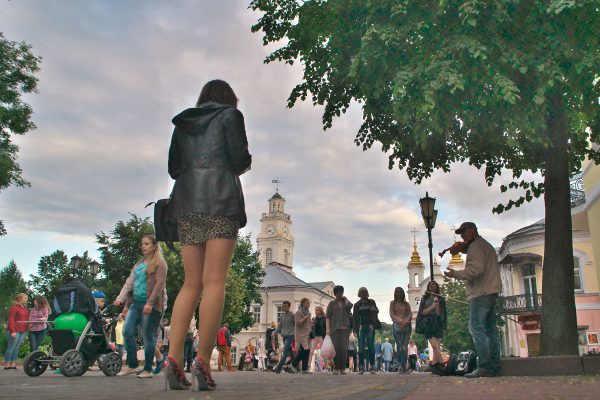 Вечерние гуляния у ратуши на «Славянском базаре в Витебске». Фото Сергея Серебро