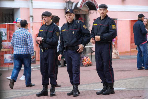 Молодые милиционеры наблюдают за порядком на уличном верисаже во время «Славянского базара в Витебске». Фото Сергея Серебро