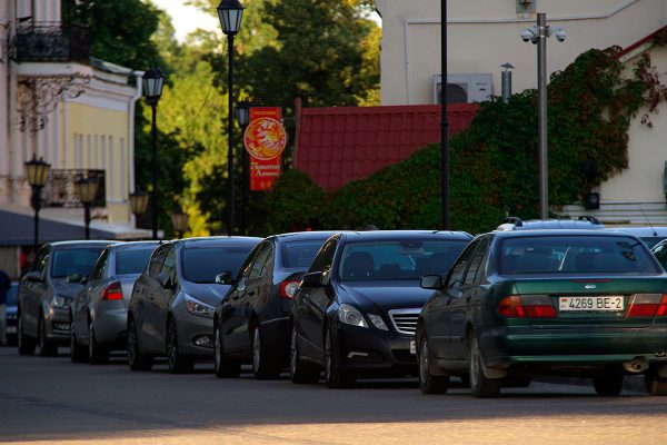 Заполненныя автостоянка на Успенской горке во время «Славянского базара в Витебске». Фото Сергея Серебро