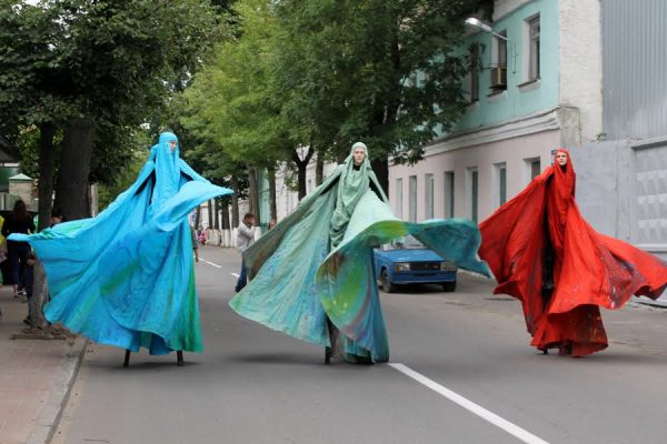 На Покровской улице в Витебске отметили юбилей Марка Шагала. Фото Юрия Шепелева