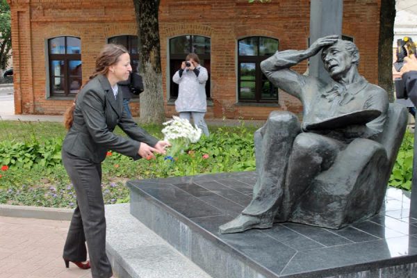 На Покровской улице в Витебске отметили юбилей Марка Шагала. Фото Юрия Шепелева