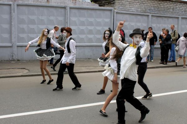 На Покровской улице в Витебске отметили юбилей Марка Шагала. Фото Юрия Шепелева