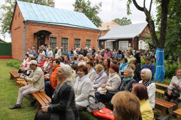 На Покровской улице в Витебске отметили юбилей Марка Шагала. Фото Юрия Шепелева