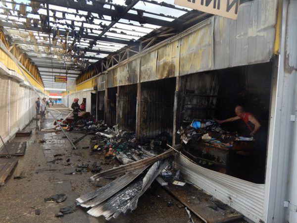 На рынке в Орше сгорело несколько павильонов и крыша. Фото МЧС