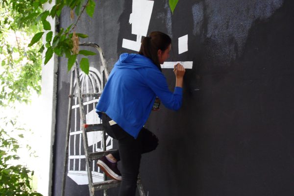 В Витебске рождается новое граффити: преобразится черный квадрат у областной библиотеки. Фото Юрия Шепелева