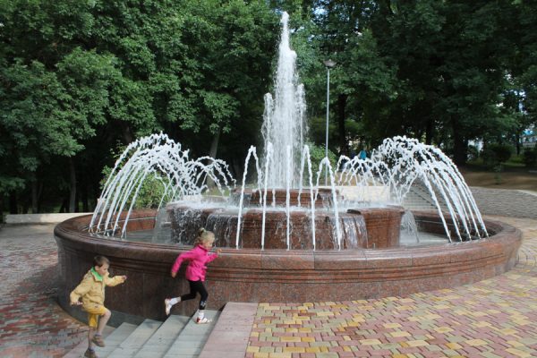 Перед открытием «Славянского базара в Витебске» в городском парке включили новый фонтан. Фото Юрия Шепелева