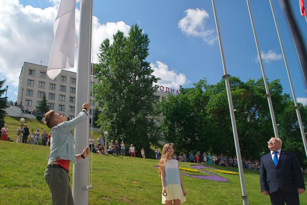 Поднятие  флага XXVI Международного фестиваля искусств «Славянский базар в Витебске». Фото Сергея Серебро