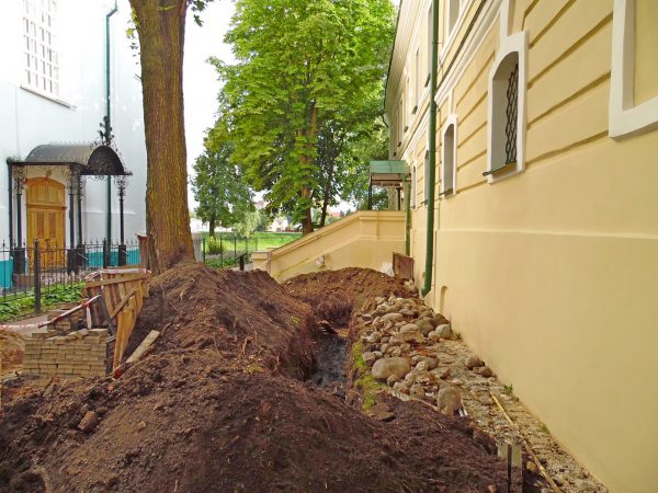 У цэнтры Полацка знайшлі чалавечыя парэшткі. Фота Андрэя Бухавецкага