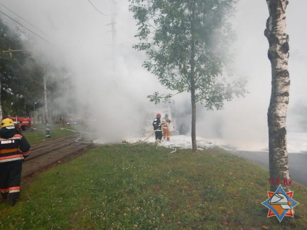 В Новополоцке врезалась в дерево и загорелась автоцистерна с сжиженным газом. Фото МЧС