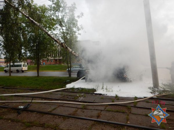 В Новополоцке врезалась в дерево и загорелась автоцистерна с сжиженным газом. Фото МЧС