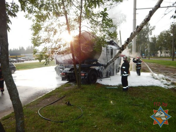В Новополоцке врезалась в дерево и загорелась автоцистерна с сжиженным газом. Фото МЧС