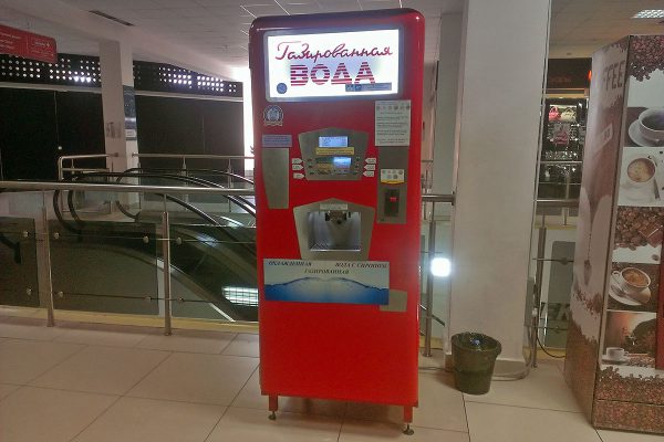 В Витебске появился автомат для продажи газировки. Фото Сергея Серебро