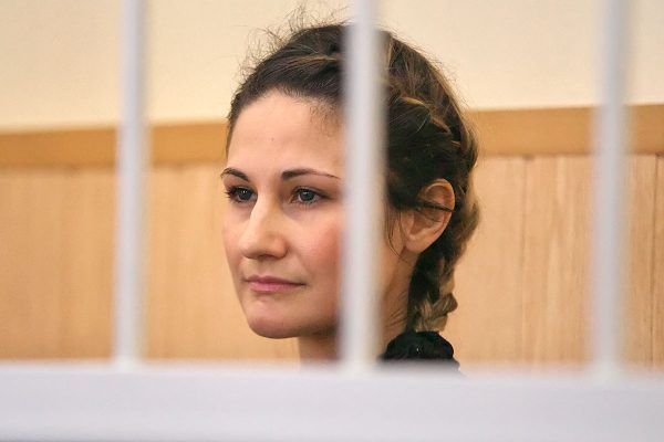 Подсудимая Ольга С. внутри клетки в зале суда. Фото Сергея Серебро