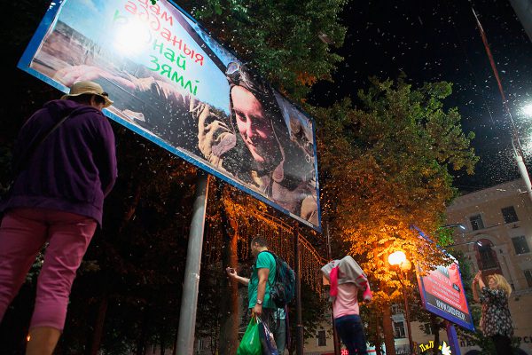 В Витебске начался массовый лет поденки, вечером можно наблюдать мириады бабочек. Фото Сергея Серебро