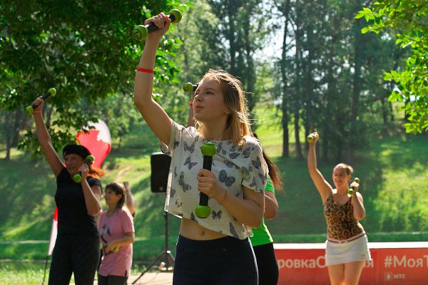 В Витебске МТС повела фитнесс-тренировку по зумбе в 25-градусную жару. Фото Сергея Серебро