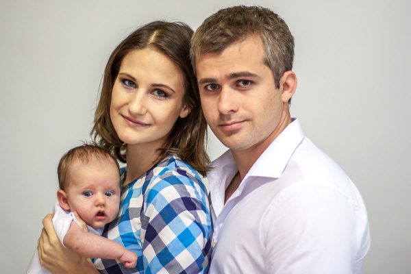 Ольга с мужем и первой дочкой. Courtesy photo