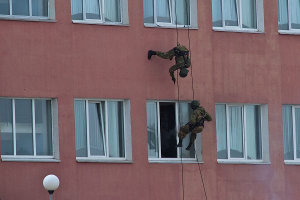 Штурм здания с засевшими в нем террористов. Фото Сергея Серебро