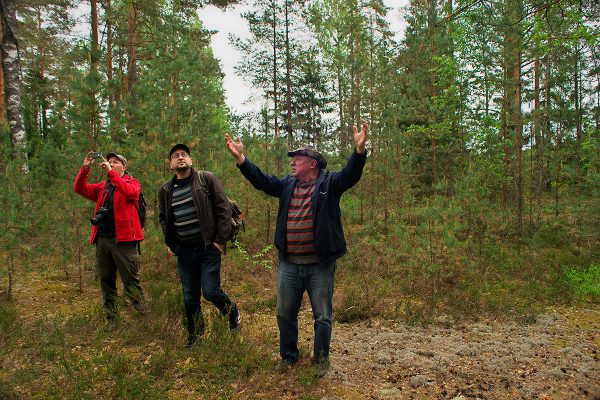 Александр показывает исследователям из «УфоКома» место встречи с гоминидом. Фото Сергея Серебро