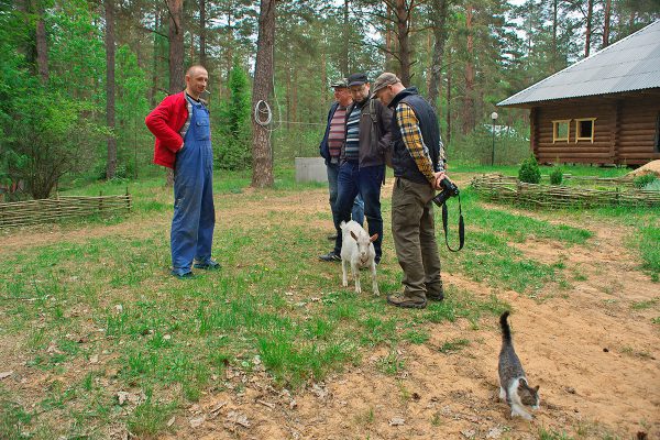 Экспедиция «УфоКом» опрашивает сторожа на турбазе. Фото Сергея Серебро