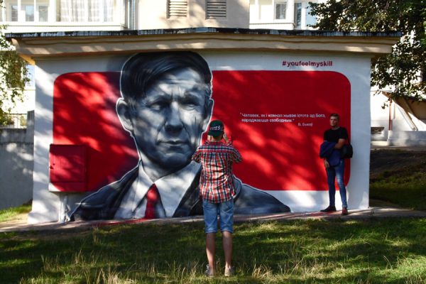 В Витебске появился портрет Василя Быкова. Фото Юрия Шепелева