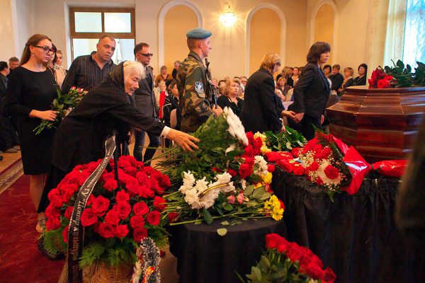 Люди несут цветы Родиону Бассу. Фото Сергея Серебро