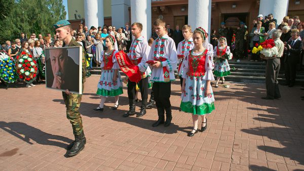 Гроб с телом Родиона Басса отправляется к месту последнего упокоения. Фото Сергея Серебро