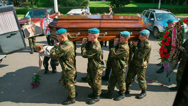 Гроб с телом Родиона Басса отправляется к месту последнего упокоения. Фото Сергея Серебро