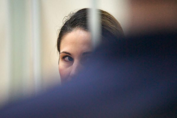 Ольга Степанова смотрит на мужа через плечо конвойного милиционера. Фото Сергея Серебро