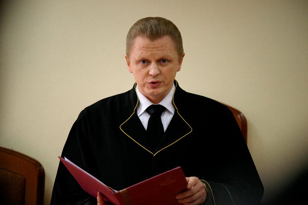 Судья Юрий Урбан оглашает приговор Фото Сергея Серебро