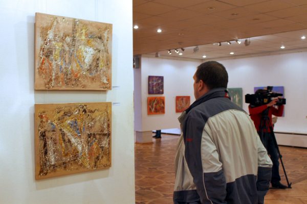 В Витебске открылась выставка ассоциативной абстрактной композиции Алексея Кравченко. Фото Юрия Шепелева