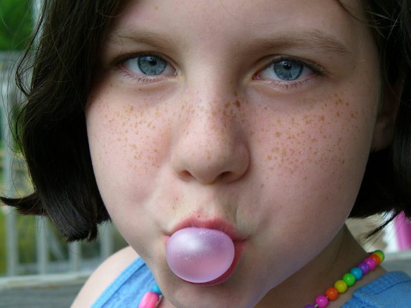 Девочка, ребенок, жевательная резинка. Фото pixabay.com