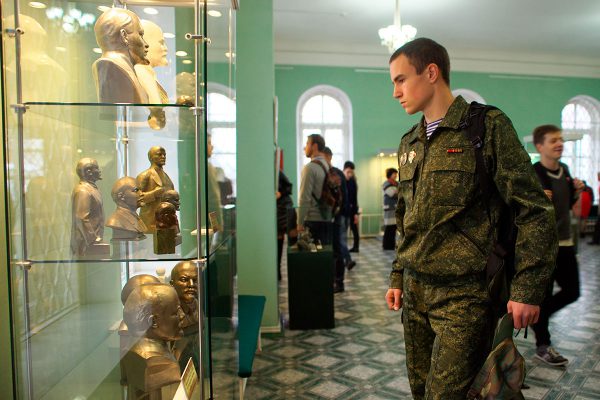 В Витебске открылась выставка «Эпоха Ленина», приуроченная к 100-летию Октябрьского переворота. Фото Сергея Серебро