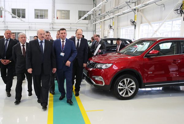 Александр Лукашенко на открытии завода «БелДжи». справа красный «Geely Atlas NL3». Фото president.gov.by