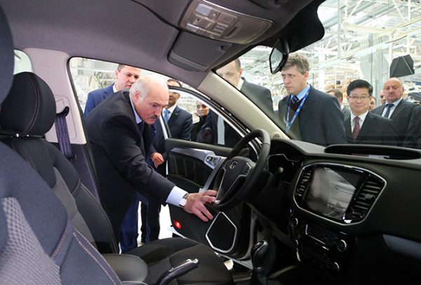 Александр Лукашенко осматривает интерьер кроссовера «Geely Atlas NL3». Фото president.gov.by