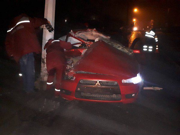 В Орше «Mitsubishi Lancer» врезался в фонарный столб, пассажир в больнице. Фото ГАИ