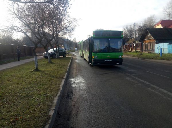 На улице Карла Маркса в Витебске в автобусе маршрута №1 дверями зажало 80-летнюю старушку. Фото ГАИ