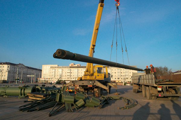 На площади Победы в Витебске начали монтаж главной новогодней ёлки Витебской области. Фото Сергея Серебро