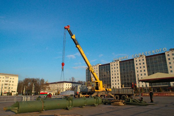 На площади Победы в Витебске начали монтаж главной новогодней ёлки Витебской области. Фото Сергея Серебро