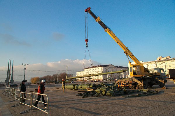 На площади Победы в Витебске начали монтаж главной новогодней ёлки Витебской области. Фото Сергея Серебро