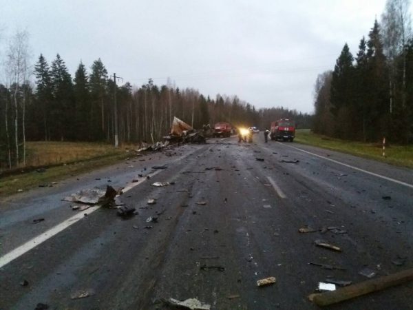 В Оршанском районе с фурой столкнулись микроавтобус и легковушка, есть пострадавшие. Фото ГАИ