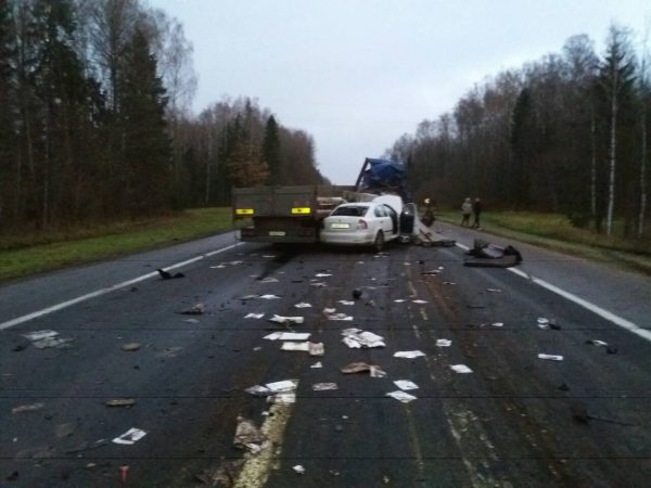 В Оршанском районе с фурой столкнулись микроавтобус и легковушка, есть пострадавшие. Фото ГАИ