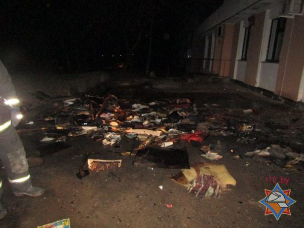 В Витебске произошел пожар в военном общежитии в Журжево, эвакуировались 132 человек. Фото МЧС
