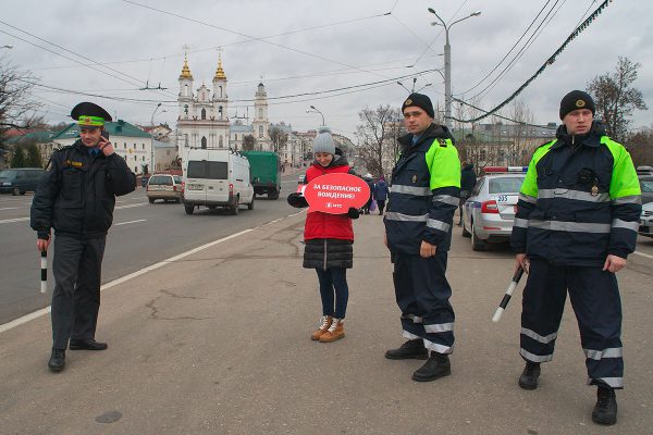 МТС и ГАИ роздали в Витебске добросовестным водителям пол сотни беспроводных гарнитур. Фото Сергея Серебро