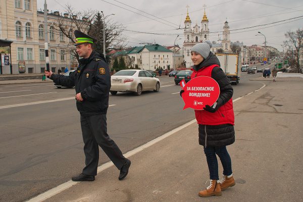 МТС и ГАИ роздали в Витебске добросовестным водителям пол сотни беспроводных гарнитур. Фото Сергея Серебро