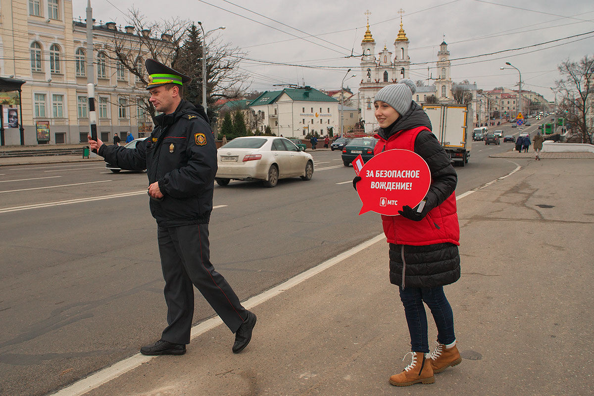 Не нарушил — получи: МТС и ГАИ роздали в Витебске добросовестным водителям  полсотни беспроводных гарнитур | Народные новости Витебска