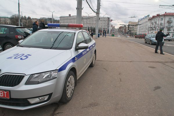 МТС и ГАИ роздали в Витебске добросовестным водителям пол сотни беспроводных гарнитур. Фото Сергея Серебро