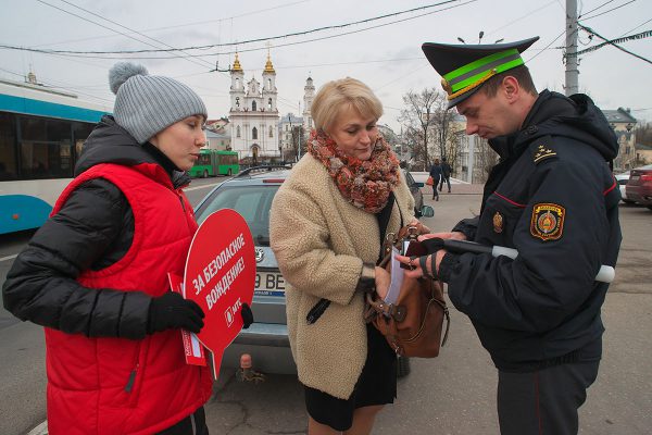 МТС и ГАИ роздали в Витебске добросовестным водителям пол сотни беспроводных гарнитур. Фото Сергея Серебро